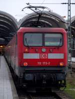 Sie werden nicht nur zwischen Padborg und Hamburg eingesetzt, nein, auch zwischen Kiel und Hamburg. Hier steht die 112 172-2 am 05.12.09 in Kiel und wird abfahbereit gemacht.