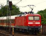 Selten in Schleswig zu sehen die aufgearbeitete 112 153(-2) die hier mit einer RB nach Flensburg den Schleswiger Bhf verlsst.
