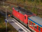 Sie stand so schn in der Herbstsonne.....112 180-3 mit dem SH Express in Flensburg.
