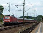 112 142-5 steht am 23.7.10 mit dem RE nach Hamburg Hbf. im Bhf. Schleswig und wartet auf Abfahrt.