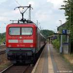 Am Zugende schiebt 112 172-2 den RE nach Padborg (DK) in den Schleswiger Bhf. hinein.