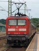 112 142-5 schiebt am 23.7.10 den RE nach Padborg (DK) in den Schleswiger Bahnhof hinein.