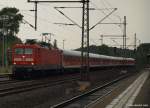 112 172-2 rollt am 23.7.10 bei strmendem Regen mit dem RE nach Hamburg Hbf. in den Bhf. Schleswig ein.