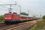 112 172-2 schiebt am 22.7.10 den RE nach Padborg (DK) bei Jbek weiter gen Norden.