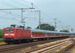 112 142-5 jagt am 22.7.10 mit dem RE nach Hamburg Hbf. durch den Ort Jbek weiter gen Sden.