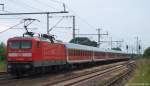 Am Zugende des RE nach Padborg (DK) schiebt am 22.7.10 die 112 149-0.