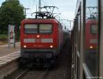 112 146-6 fhrt am 17.7.10 mit dem RE nach Hamburg Hbf. am Dampfsonderzug vorbei aus dem Bhf. Elmshorn aus.