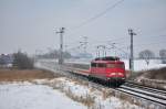 Mit dem IC 2409 nach Hamburg rollt die 113 268 am 29.01.2012 durch das winterliche Sildemow.