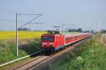 Mit ihrem 12-Wagen Zug rauscht die 114 038 am 21.05.2011 durch Gragetopshof.Berlin,da wollen die Amis hin!! 