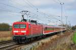 Mit dem RE 18590 rollt die 114 011 am 03.11.2012 in Richtung Rostock Hbf.Hier in Sildemow.