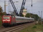 120 109-4 rauscht am 25.9.10 mit einem langen Intercity durch den Ort Tostedt.