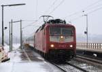 120 148-2 strebt am 16.12.10 bei Schneefall mit einem IC durch den Bhf. Ashausen.