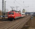 120 111-0 fhrt am 12.3.11 mit 115 509-2 und zwei IC-Waggons durch den Tostedter Bahnhof.