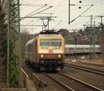 Die goldene Dame 120 159-9 mit dem Leer-IC nach Flensburg. 25.3.11