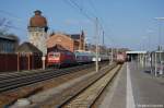 120 109-4 mit dem IC 1225 von Berlin Hbf (tief) nach Kln Hbf in Rathenow. 27.03.2011