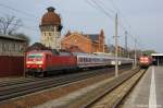 120 154-0 mit dem IC 1225 von Berlin Hbf (tief) nach Kln Hbf in Rathenow. In Bahnhof steht die 112 122 mit ihrem RE2 nach Knigs Wusterhausen. 03.04.2011