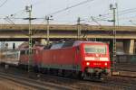 120 143-3 rauschte mit 115 448-3 und einigen IC Waggons im Schlepp als Pbz durch Harburg. 30.3.11