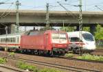 120 149-0 im Schubdienst an einem IC und ein unbekannter ICE bei der Paralleleinfahrt in den Harburger Bahnhof. 7.5.11