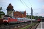 120 124-3 mit dem IC 1225 von Berlin Hbf(tief) nach Kln Hbf und die 112 104 mit dem RE2 (RE 37385) nach Knigs Wusterhausen in Rathenow. 20.05.2011