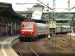 120 120-1 durchfhrt den Harburger Bahnhof mit dem IC 2403 nach Kln am Haken. 01.07.11