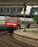 120 113-6 mit 4 Mann Besatzung(Lokfhrerausbildung?)hlt hier mit ihrem IC im Bahnhof von HH-Harburg. 19.8.11