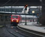 120 159-9 steht hier mit einem unbekannten IC im Bahnhof Harburg. 07.1.12