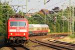 120 126-8 als Zuglok des IC 2410 bei der Einfahrt in den Schleswiger Bahnhof. 27.07.2012