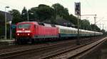 120 105-2 mit IC 2410 beim Halt in Schleswig. 24.08.12