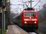 120 144-1 mit IC Leerpark für den 2417 nach Köln. Schleswig 08.12.2013