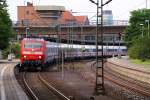 DB Flickenteppich 6 120 114-4 steht hier mit dem IC 2377(Rostock Hbf - Frankfurt(Main)Hbf)abfahrbereit im Bhf HH-Harburg am 06.08.2014