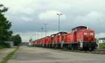 Eine 140 eine 363(versteckt hinter der Schutzwand in der Mitte des Lokzuges)und 16 V90er...stehen in Maschen und warten auf ihre Zukunft...29.06.2013

