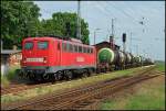 Mit dem FZT 53202 aus Mukran rollt 140 450 am 26.05.2009 durch den Bhf Bentwisch,bis zum Zielbahnhof Rostock-Seehafen ist es nicht mehr weit.