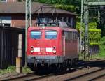 Lange wird es diese Lok nicht mehr geben....140 374-0 rollt gemtlich durch HH-Harburg. 15.7.10