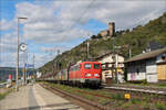 140 432 der Bayernbahn mit Henkelzug in Richtung Süden am 14.09.23 in Kaub.