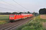 Im letzten Licht des 01.08.2011 rollt die 143 852 mit ihrer S-Bahn nach Warnemnde durch Benitz.Nchster Halt ist:Huckstorf!