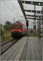 Die DB 143 250 mit der S2 nach Warnemnde fhrt in Rostock ein.
22.09.2012