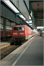 Die DB 143 071-9 schiebt ihren RE nach Aalen aus dem Stuttgarter Hauptbahnhof.