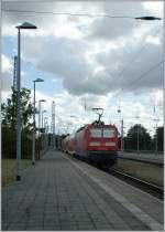 Die DB 143 952-0 verlsst Warnemnde Richtung Rostock.