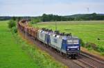 Ebenfalls am 17.06.2013 rollen die RBH-Loks 143 041 und 143 048 mit einem Holzzug durch Ramelsloh in Richtung Sden.