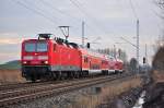 br-6143-ex-dr-243/311875/mit-der-s2-aus-guestrow-rollt Mit der S2 aus Güstrow rollt die 143 065-1 am 18.12.2013 durch Sildemow in Richtung Rostock.