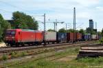 145 075-8 rollt mit einem bunten Containerzug durch Hamburg-Unterelbe. 29.5.10