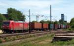 Mit einem kunterbunten Containerzug fhrt 145 063-4 durch Hamburg-Unterelbe. 29.5.10