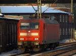 005. Auf Solofahrt durch HH-Harburg ist 145 051-9 am 4.12.10 unterwegs.
