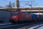 054. Wie fast jeden Samstag kam auch diesmal die OHE 145 093-1(145-CL 015) mit einem bunten Containerzug durch HH-Harburg gefahren. 4.12.10   (1800)