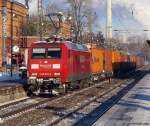 145 013-9 rauscht am 21.12.10 mit einem Containerzug durch den Bhf. Uelzen.