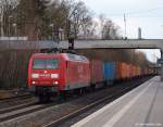 145 025-3 rollt am 12.2.11 mit einer bunten Containerschlange durch den Tostedter Bahnhof.