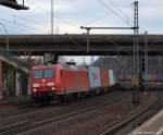 145 077-4 strebt am 12.2.11 mit einem Gz durch den Harburger Bahnhof.