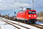 Mit dem KLV-Zug 50272(Ros.Seehafen-Hmb.Billwerder)verlsst die frisch untersuchte 145 033 am 24.03.2013 Rostock-Seehafen.