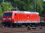 Sieht ziemlich mitgenommen aus die 145 077-4 als sie durch Harburg fuhr. 15.7.10