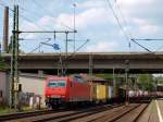 Eine der vielen 145er war unteranderem 145 043-6 sie zog einen Mischer durch den Bahnhof Hamburg-Harburg am 13.8.